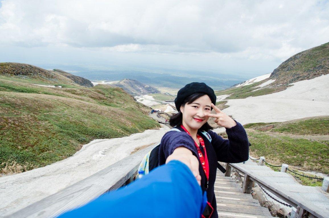 逃离海滩的女孩