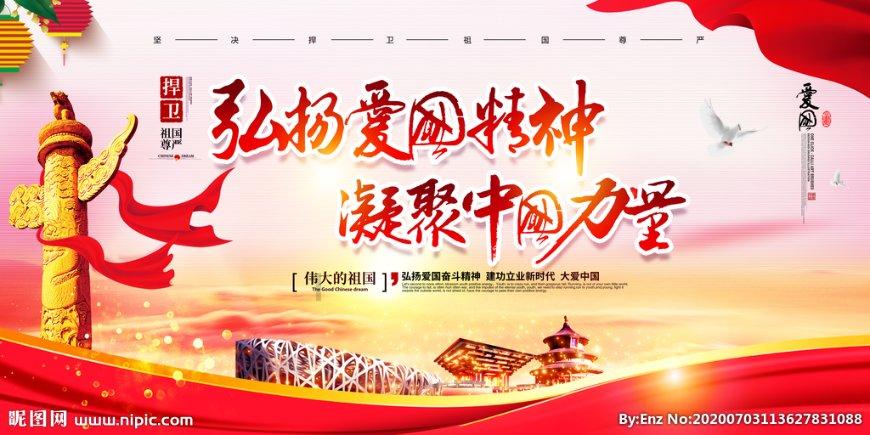 鞠婧祎身穿白色羊羔绒外套，笑容明媚动人，一种清新自然的感觉